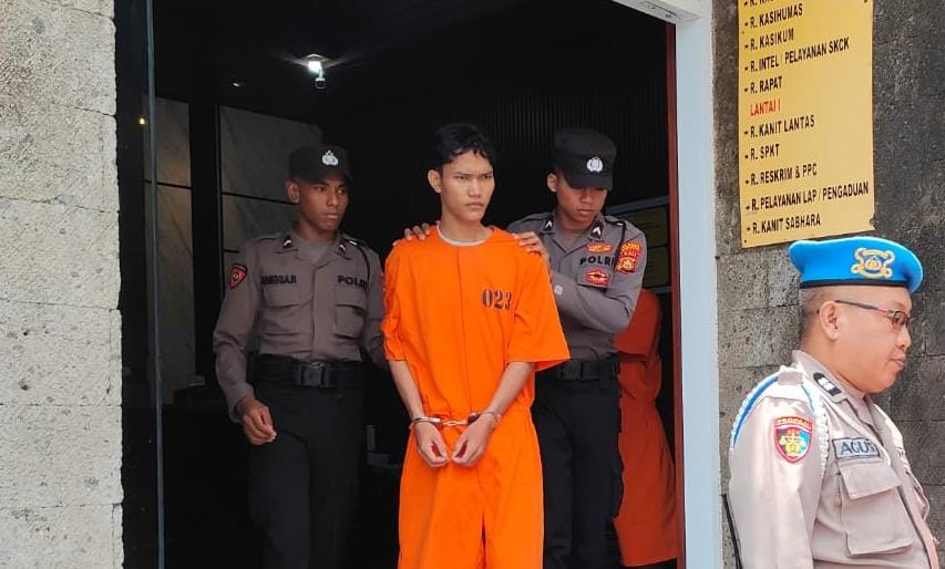 DIAKUI: Komang Agus Permata Giri, 19, mengenakan pakaian tahanan Polsek Kuta.