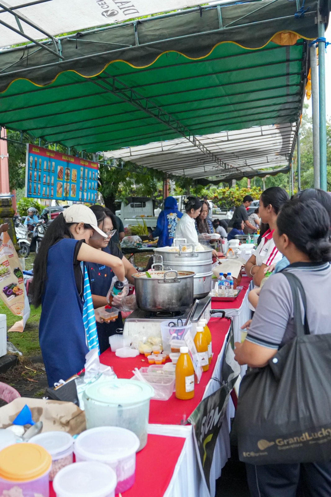 Diskop UKMP Kabupaten Badung menggelar kegiatan Jumat Ceria Bersama UMKM Badung bertempat di Parkir Lapangan Mangupraja Mandala Puspem Badung, pada Jumat (21/3/2025) pagi.
