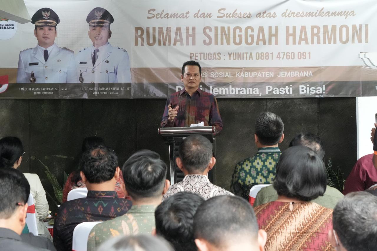 BUKT KOMITMEN: Bupati Jembrana I Made Kembang Hartawan, meresmikan rumah singgah, di Denpasar Minggu (23/3/2025). (Humas Pemkab Jembrana)