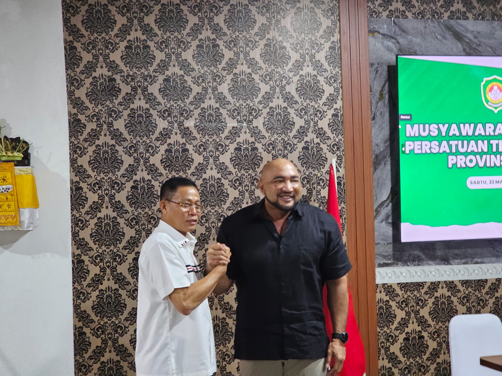 PERIODE KEDUA: Made Muliawan Arya (De Gajah) dan Ketua Harian I PP Pertina Brigjen (Purn) Edison Simanjuntak di Denpasar (23/3/2025). (Novi Febriani/Radar Bali)