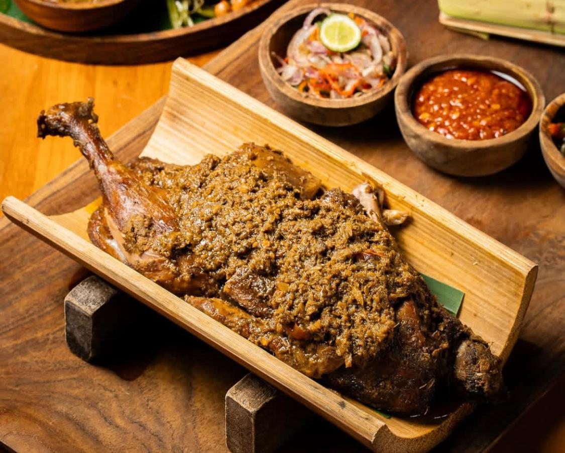 MENU ANDALAN: Bebek Timbungan yang merupakan menu andalan dari Bali Timbungan.