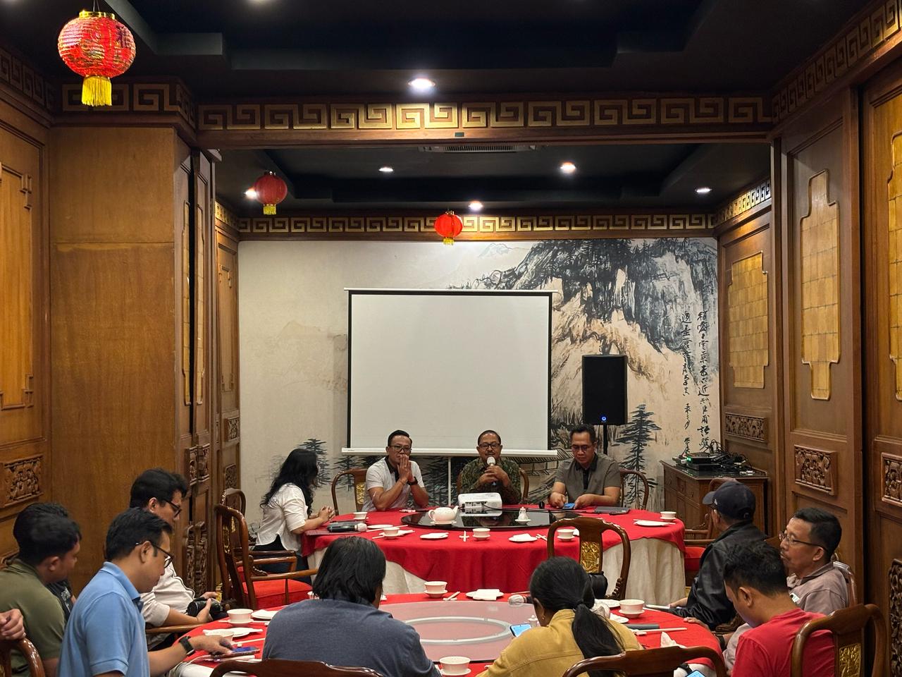 PEMAPARAN PROGRAM: Direktur Utama Perumda Tirta Mangutama I Wayan Suyasa didampingi Direktur Umum I Made Sugita dan Direktur Teknik I Made Suarsa dalam pemaparan program di tahun 2025.