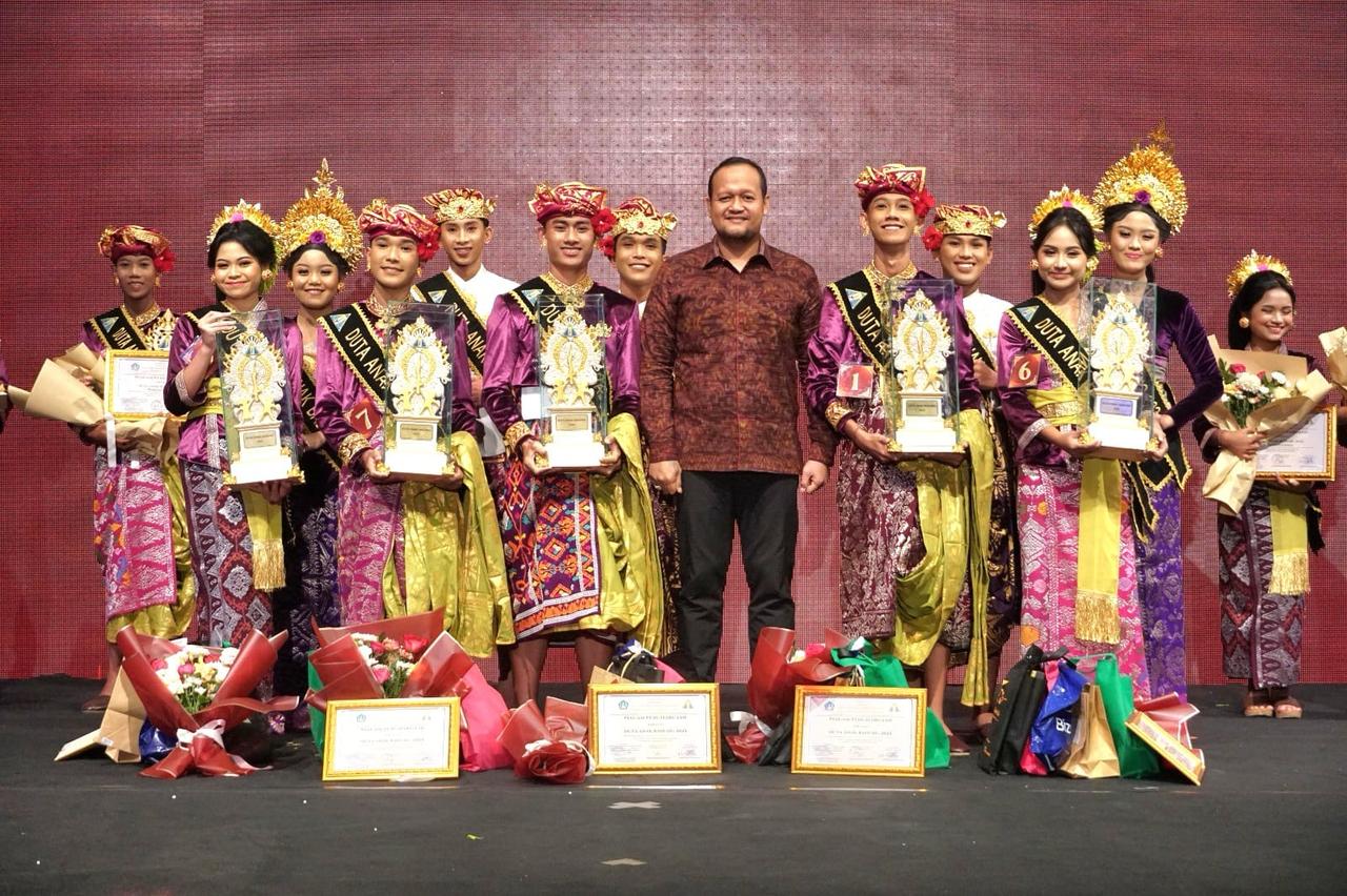 Wakil Bupati Badung Bagus Alit Sucipta menghadiri acara puncak Final Abhinaya Kumara Ke-6 Pemilihan Duta Anak Badung Tahun 2025 bertempat di Ballroom 100 Sunset Hotel Jln. Sunset Road No. 100 C, Kuta.