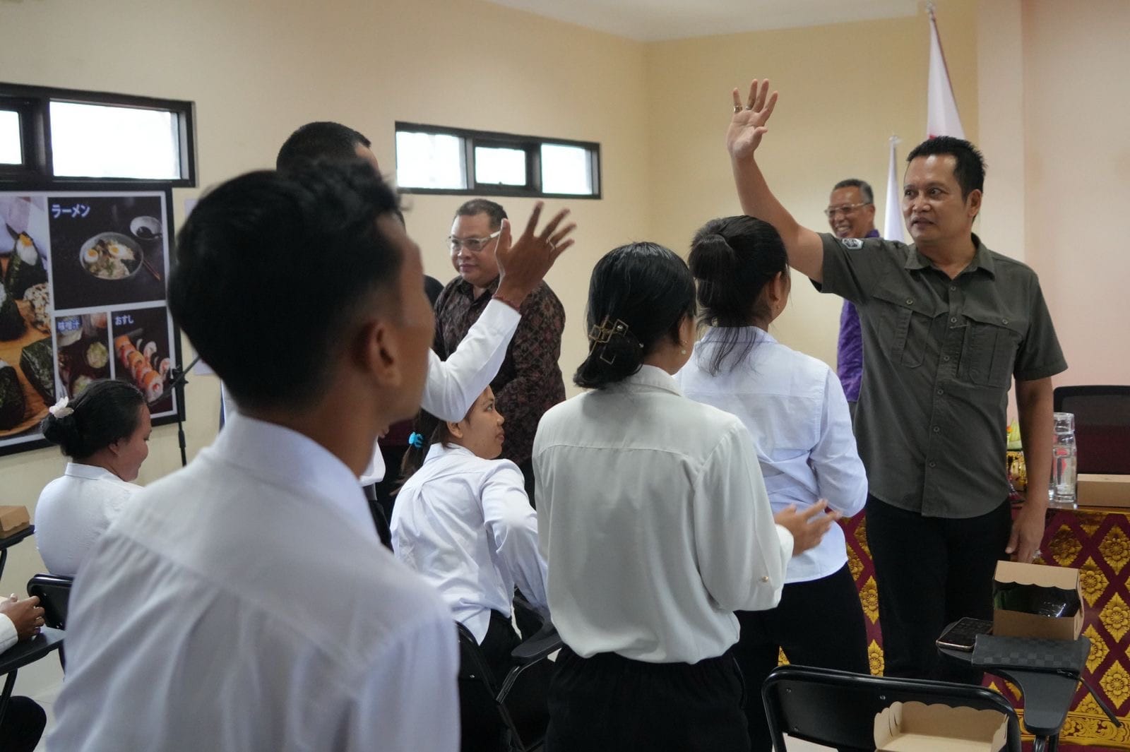LEPAS: Bupati Jembrana I Made Kembang Hartawan melepas secara resmi para peserta pemagangan. (Humas Pemkab Jembrana)