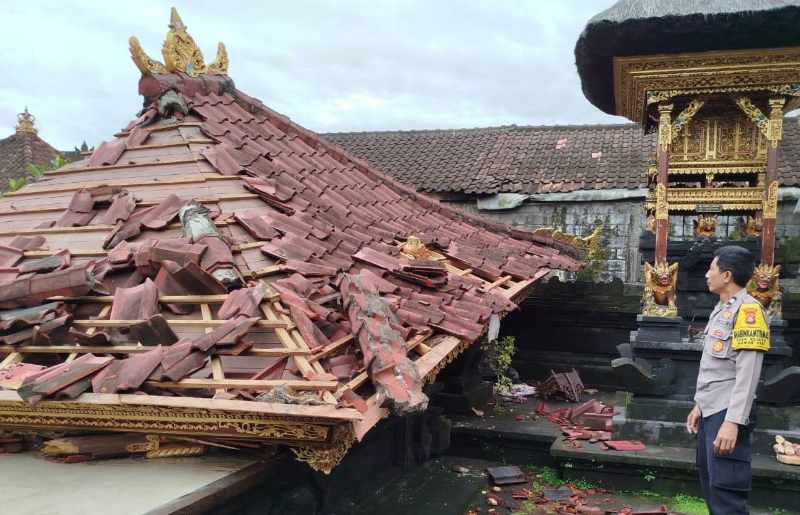 BERHAMBURAN : Kondisi bale piyasan pelinggih tugu roboh di Banjar Pecut Desa Rejasa, Penebel roboh diterjang angin kencang. (juliadi/radar bali)