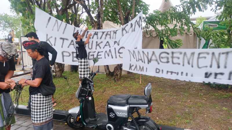 TUNTUT KEPASTIAN : Anggota tranportasi Beraban Transport Community (BTC) saat mendatangi Nuanu City di Pantai Nyayi Desa Beraban, Kediri, Tabanan.(juliadi/radar bali)