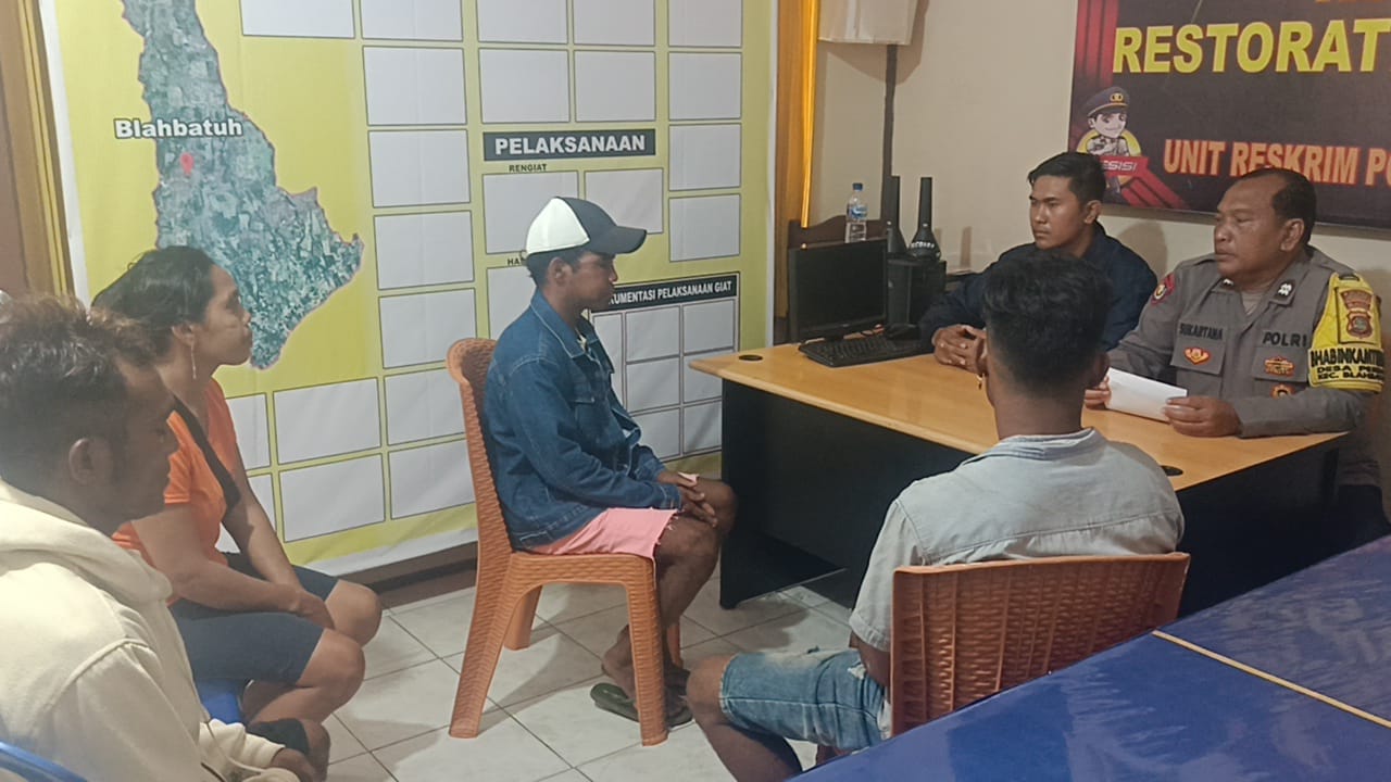 MEDIASI: Aparat Polsek Blahbatuh saat menangani persoalan keributan di Pantai Pering, Senin (24/3/2025)