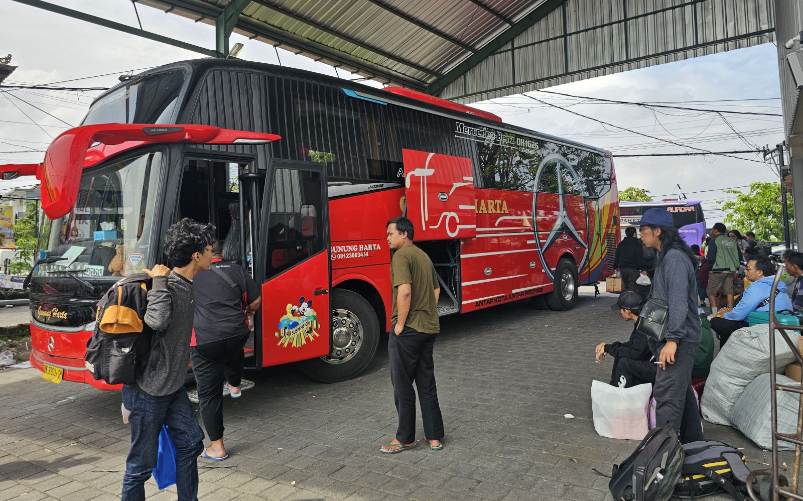 TERDEKAT: Garase bus Gunung Harta di jalan Cokroamnito   di Ubung Denpasar penumpang semakin meningkat, 25 Maret 2025