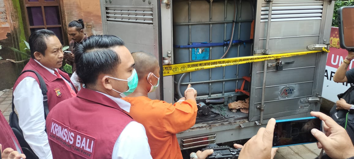 TERUNGKAP: I Ketut Agus Wawan Mahendra mengenakan pakaian tahanan Direktorat Kriminal Khusus (Ditreskrimsus) Polda Bali, Senin (24/3/2025).