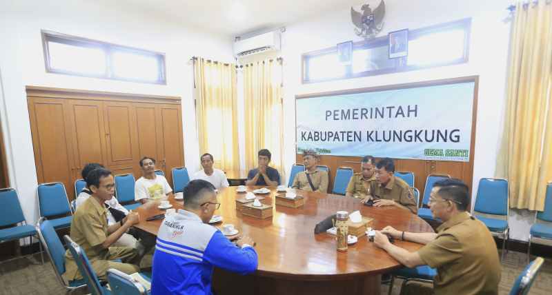 DISEPAKATI : Pemkab Klungkung mengangkat empat warga Dusun Sente sebagai tenaga pegawai di TPA Sente bertempat di ruang rapat Bupati Klungkung. (Foto: Humas Pemkab Klungkung)
