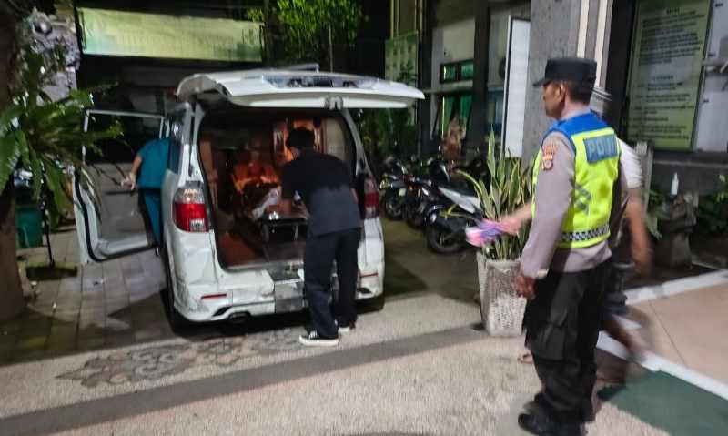 DIBAWA KE PUSKESMAS : Foto pejalan kaki yangg menjadi korban tabrak motor dibawa ke Puskesmas Melaya. (foto: Polsek Melaya)