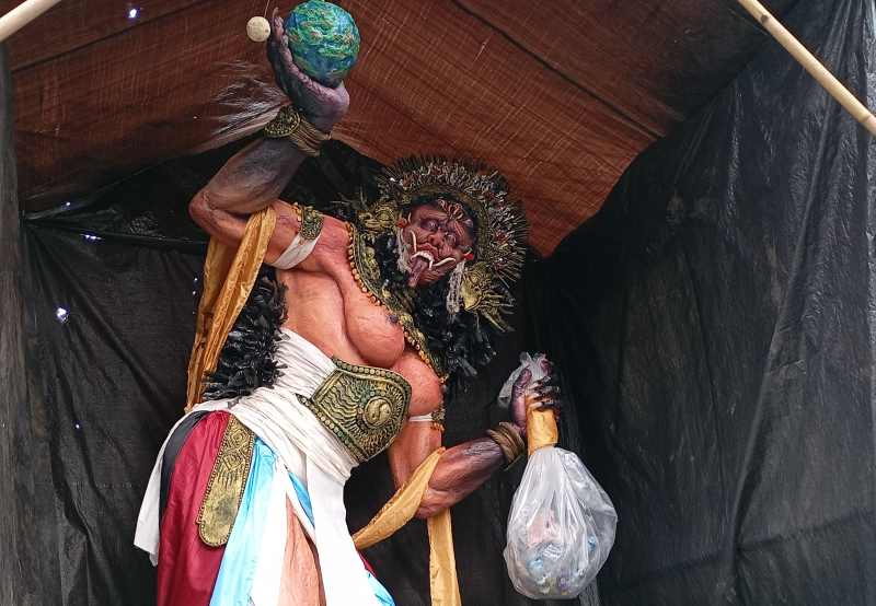 SAMPAIKAN KRITIK TENTANG PLASTIK: Ogoh-ogoh Ulian Manusa karya Pang Len Community ini jadi kritik terhadap lingkungan yang kini dipenuhi dengan sampah plastik.(francelino junior)