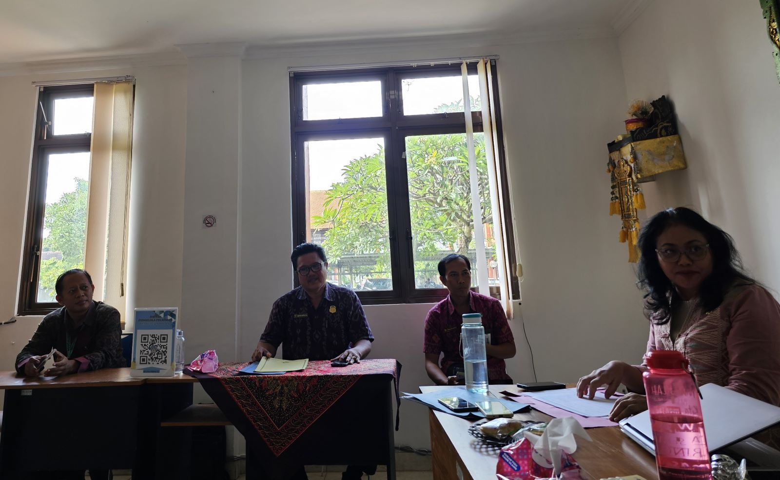 USUT THR: Pengawas ketenagakerjaan dan Kabid Hubungan Industrial di Posko Pengaduan THR di Kantor Disnaker Provinsi Bali,