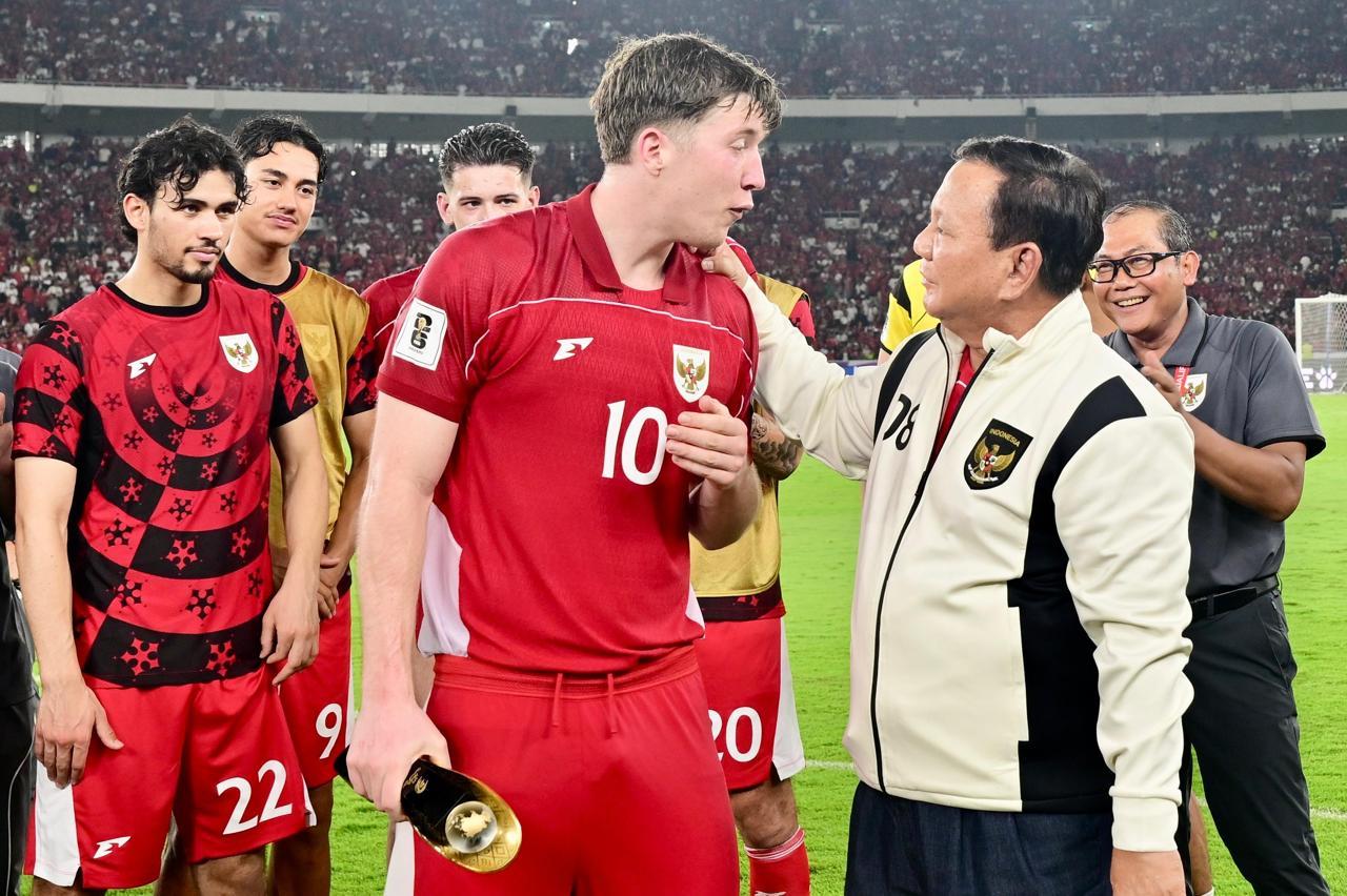 APRESIASI: Presiden Prabowo Subianto berbincang dengan striker Timnas Ole Romeny di Stadion Utama Gelora Bung Karno (GBK), Jakarta Selasa (25/03/2025). (Kementerian Sekretaris Negara)