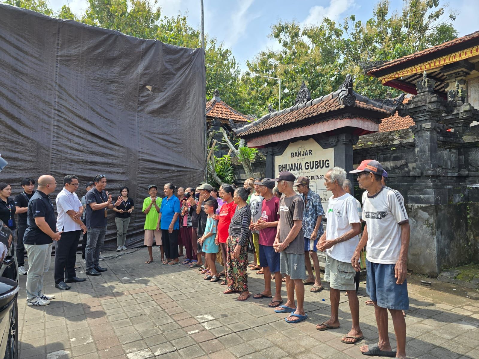 SOSIAL: Program donasi bagi lansia kurang mampu dari Jimbaran Hijau di Banjar Bhuana Gubug, Desa Adat Jimbaran, Rabu (26/3/2025).