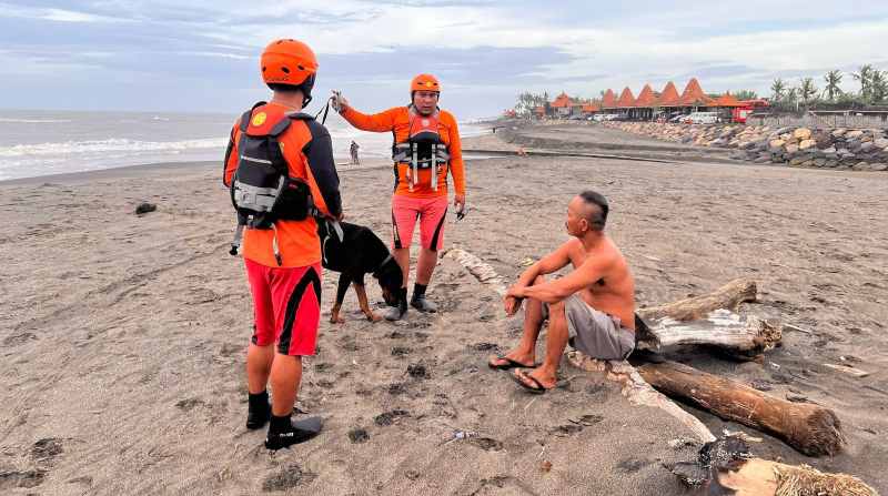 PENCARIAN DI TABANAN : Tim gabungan polres Tabanan yang melakukan pencarian terhadap nelayan Jembrana yang diduga hilang diperairan Tanah Lot, Kediri Tabanan. (istimewa)