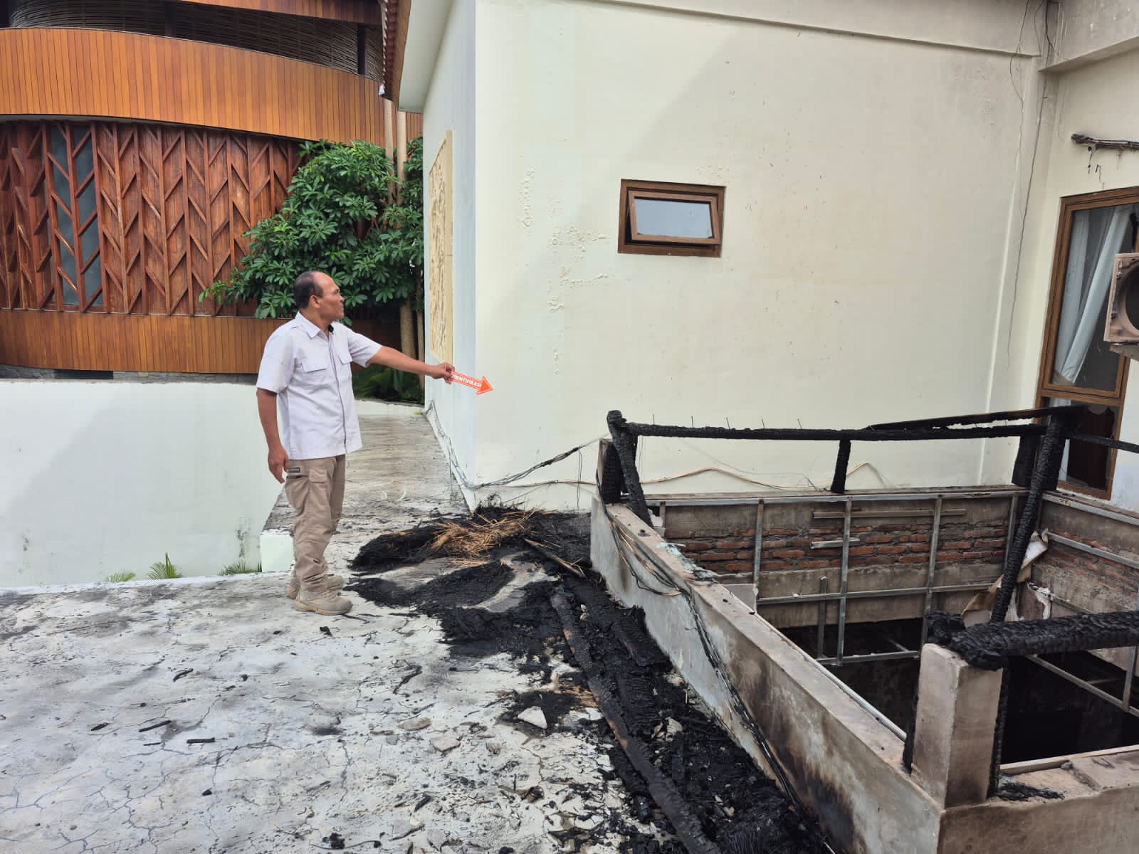 SENGAJA DIBAKAR: Vila Devalaya yang hangus terbakar diduga sengaja dilempar bom molotov