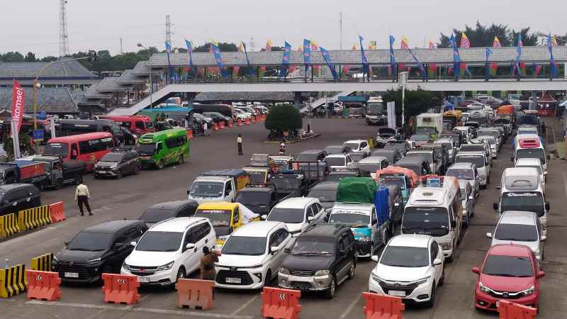 ANTRE PANJANG: Penumpang bus yang turun dan memilih jalan kaki menuju Pelabuhan Gilimanuk, Rabu (26/3/2025).(m.basir)