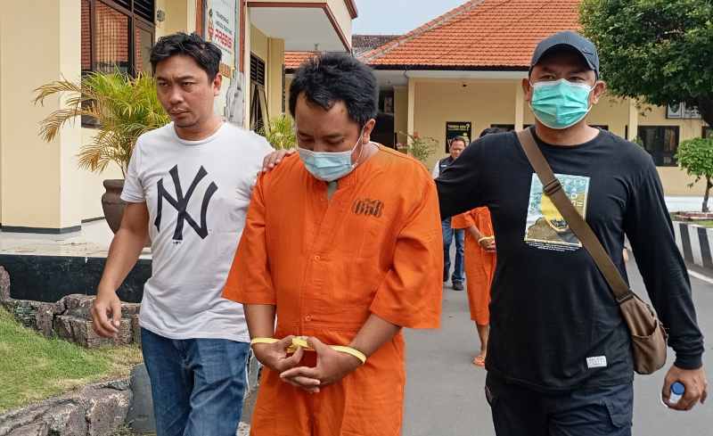 DIRINGKUS : Polisi menangkap tersangka pengedar berinisial KB dan konsumen sabu berinisial DT, yang  mengaku mendapatkan barang Tabanan.(francelino junior)