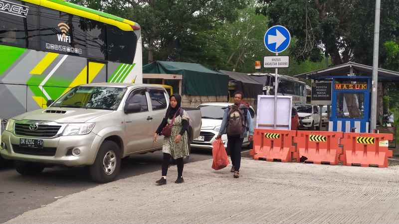 MACET TOTAL : Penumpang bus yang turun dan memilih jalan kaki menuju Pelabuhan Gilimanuk, Rabu (26/3/2025).