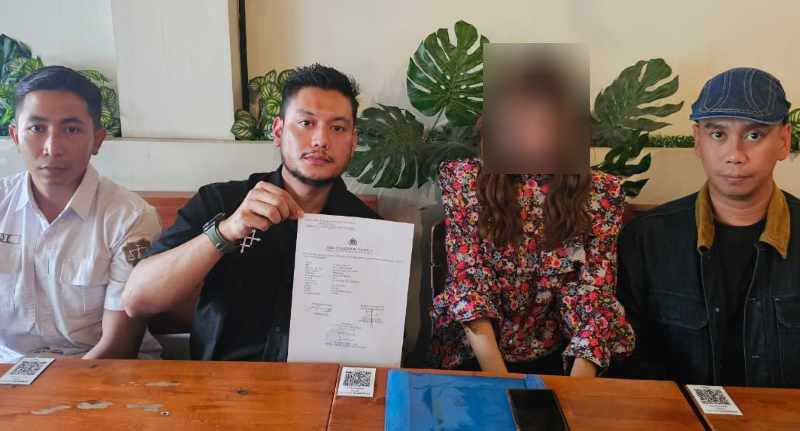 SAMPAIKAN LAPORAN KE POLDA : Pelatih taekwondo berinisial HC bersama tim pengacaranya memberi keterangan tentang laporannya ke polisi. (Foto Andre Sulla Jawa Pos Radar Bali)