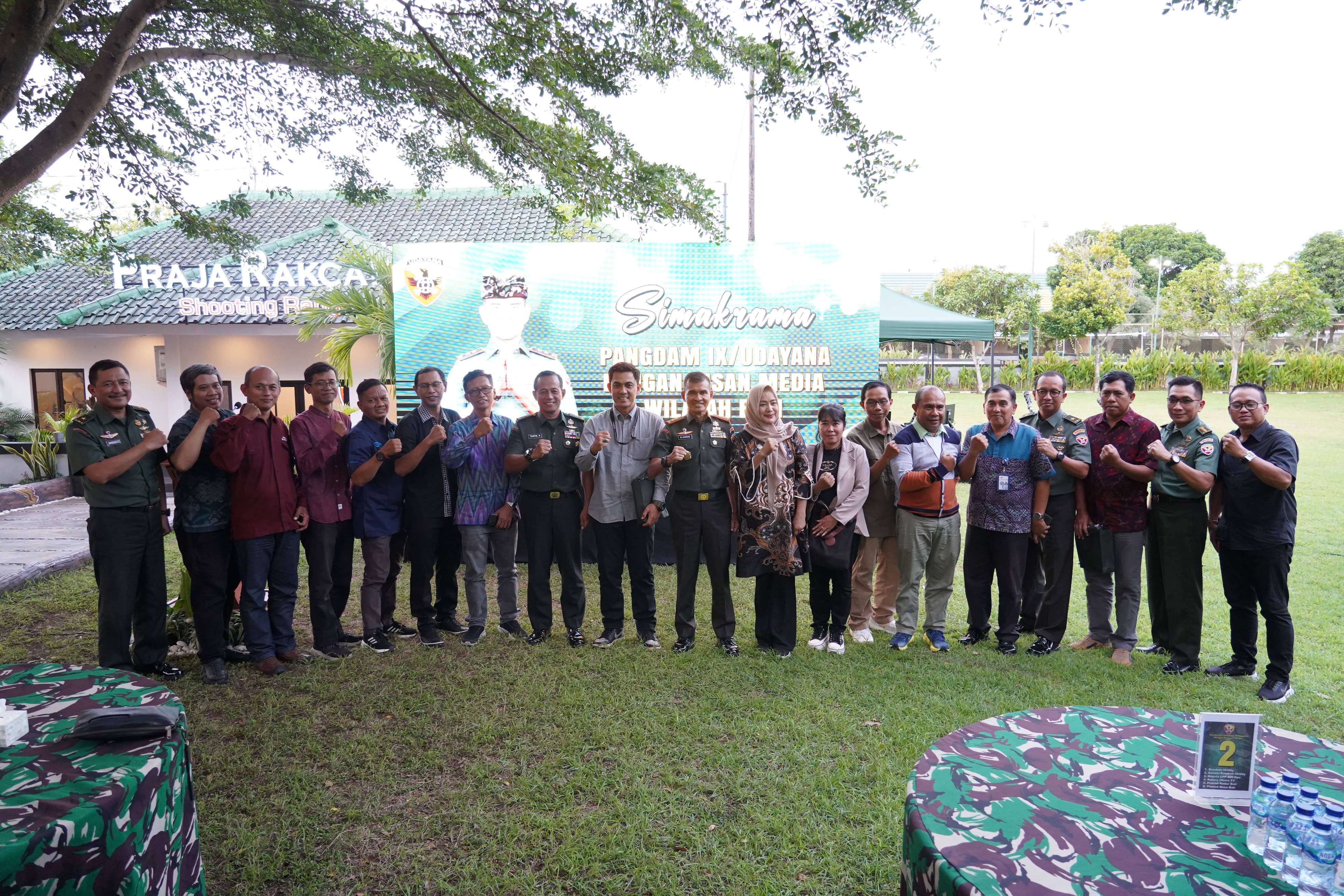 SIMBIOSIS: Pangdam IX/Udayana, Mayjen TNI Muhammad Zamroni, S.I.P., M.Si bersama para pimpinan media di Bali.