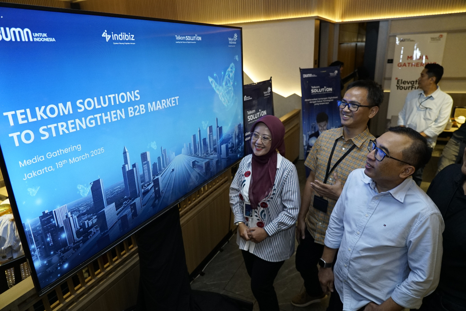 AVP External Communication Telkom Sabri Rasyid, VP Corporate Communication Telkom Andri Herawan Sasoko, OVP Enterprise Marketing & Regional Management Telkom Reni Yustiani, dan OVP Enterprise Product
