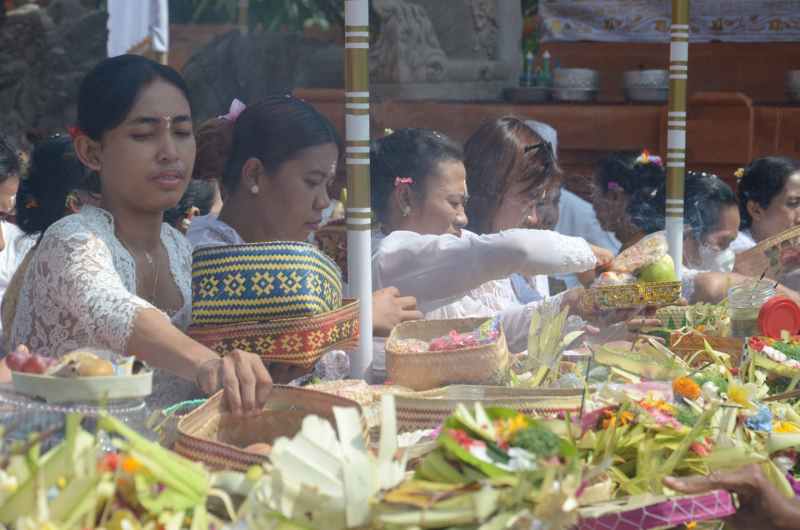 ilustrasi prosesi persembahyangan di Bali
