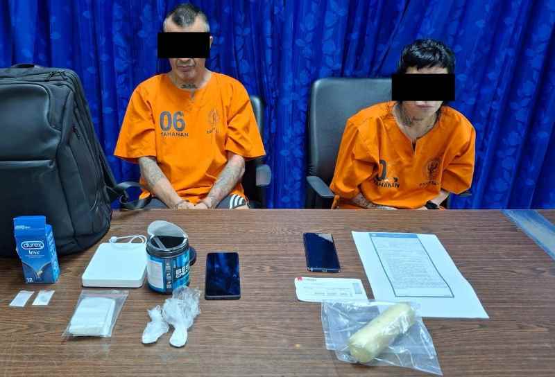JARINGAN KARTEL MEKSIKO : GE (kanan) dan EJS berada di ruangan penyidik Badan Narkotika Nasional (BNN) Provinsi Bali, Kamis (27/3/2025).(Istimewa)