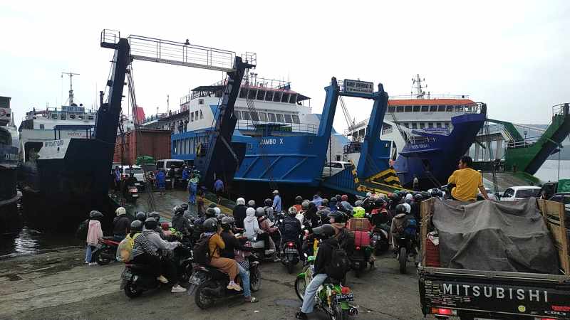 LEWAT PUCAK MUDIK: Kendaraan roda dua dan roda empat yang hendak masuk kapal di dermaga LCM Pelabuhan Gilimanuk, Kamis (27/3/2025).(m.basir/radar bali)