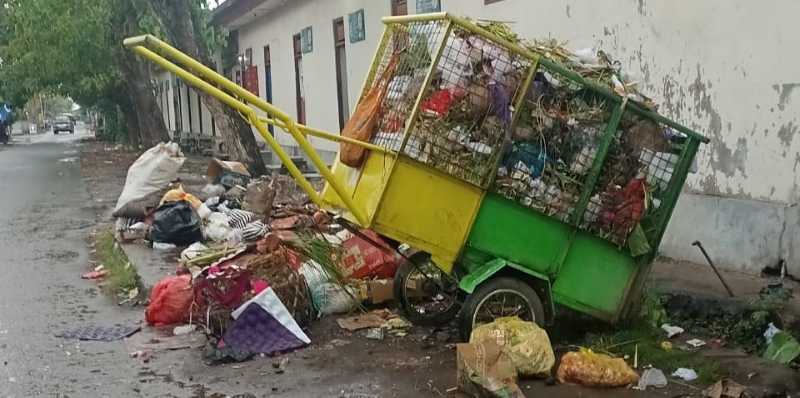 BERTUMPUK : Tumpukan sampah di Sekitar Kelurahan Gilimanuk, Jembrana, usai keramaian pemudik. (m.basir/radar bali)
