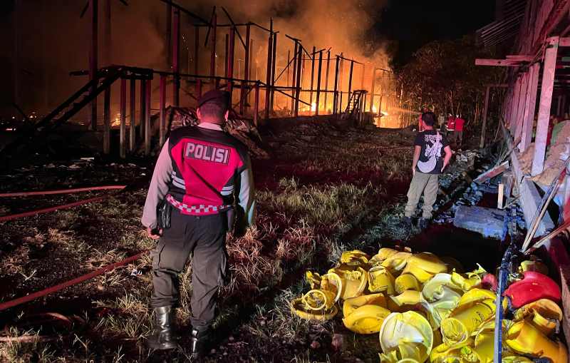 API MEMBUMBUNG TINGGI : Kebakaran kendang ayam di Desa Tusan, Kecamatan Banjarangkan, Klungkung. ( Foto: Humas Polres Klungkung)
