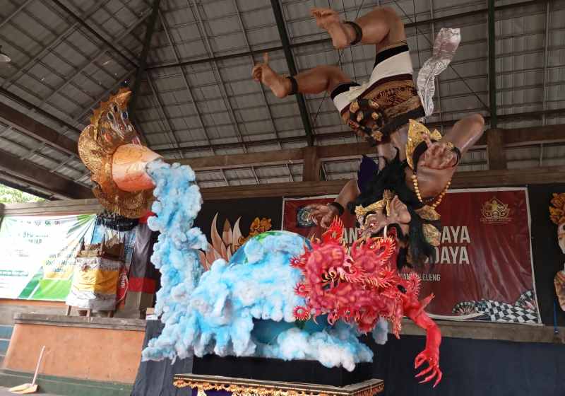 MENYINDIR FENOMENA KEKINIAN : Karya ogoh-ogoh Bhuta Dasa Angkara Bumi karya ST Abhirama Devari yang menyindir penyebar hoaks.(francelino junior)