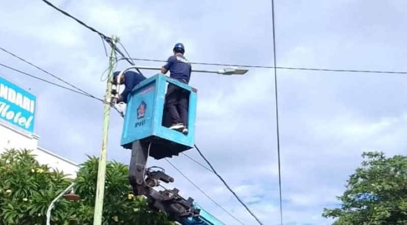 PERBAIKAN LAMPU PENERANG JALAN : Petugas Dishub Buleleng saat memperbaiki LPJU beberapa waktu lalu. Untuk Nyepi Dishub mulai memadamkan lampu secara bertahap. (Foto: Dishub Buleleng untuk Radar Bali)