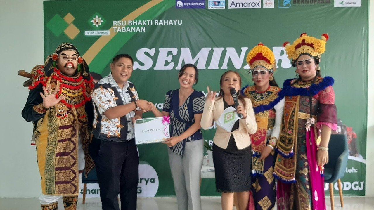 PEDULI IBU DAN BAYI: Direktur Utama PT. Bhakti Rahayu Group, Putu Ivan Yunatana  saat menyerahkan hadiah utama berupa TV 43 inchi.&nbsp;