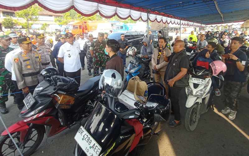 PANTAU LANGSUNG : Bupati Karangasem I Gusti Putu Parwata dan Wakil Bupati Karangasem Pandu Prapanca Lagosa Pantai pemudik di Pelabuhan Padangbai.(zulfika Rahman/radar bali)