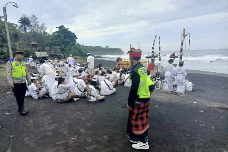 TUNTASKAN MELASTI DULU : Suasana Melasti krama Desa Adat Kebon Lenganan Desa Bajera, Selemadeg, Tabanan di Pantai Soka.(juliadi/radar bali)