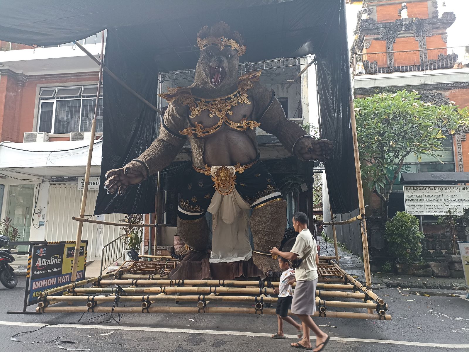 JADI LAGI: Setelah sempat kena musibah kebakaran, Ogoh-ogoh ST Suralaga Wangaya Klod  rampung 3 hari dan diarah ke titik nol ibu kota Bali.