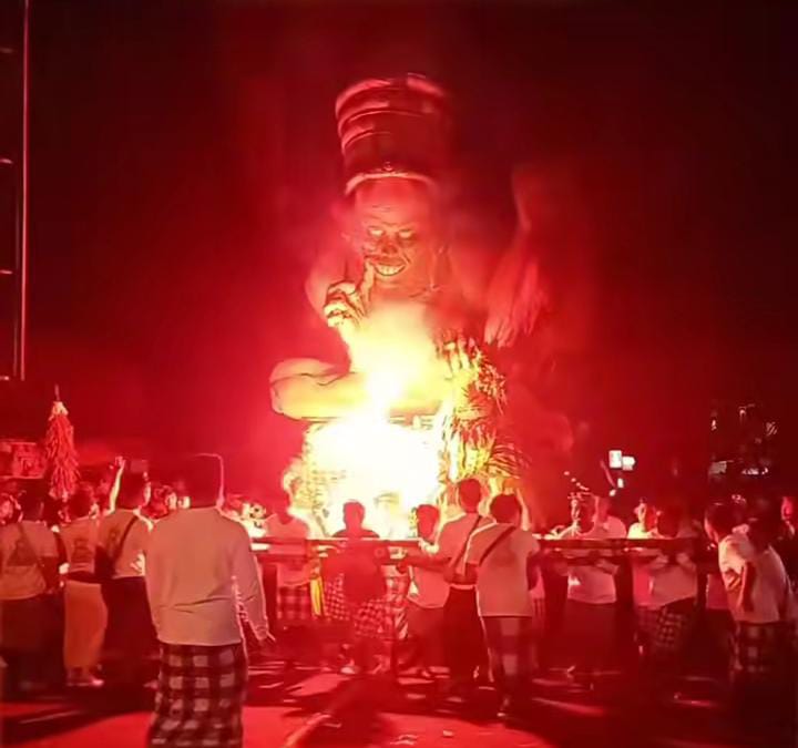 SEMARAK: Ogoh-ogoh Tulak Tunggul garapan ST Sentana Luhur Tampaksiring saat diarak pada Jumat (28/3/2025).