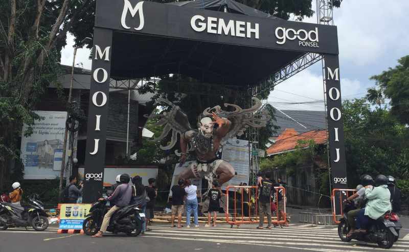 MASIH LARIS DIPAKAI SELFIE : Ogoh-ogoh dari Banjar Gemeh, Denpasar, tetap memikat dan banyak dipakai selfie di hari Minggu (30/3/2025). (Vivian lutfia idea sakti untuk Radar Bali)