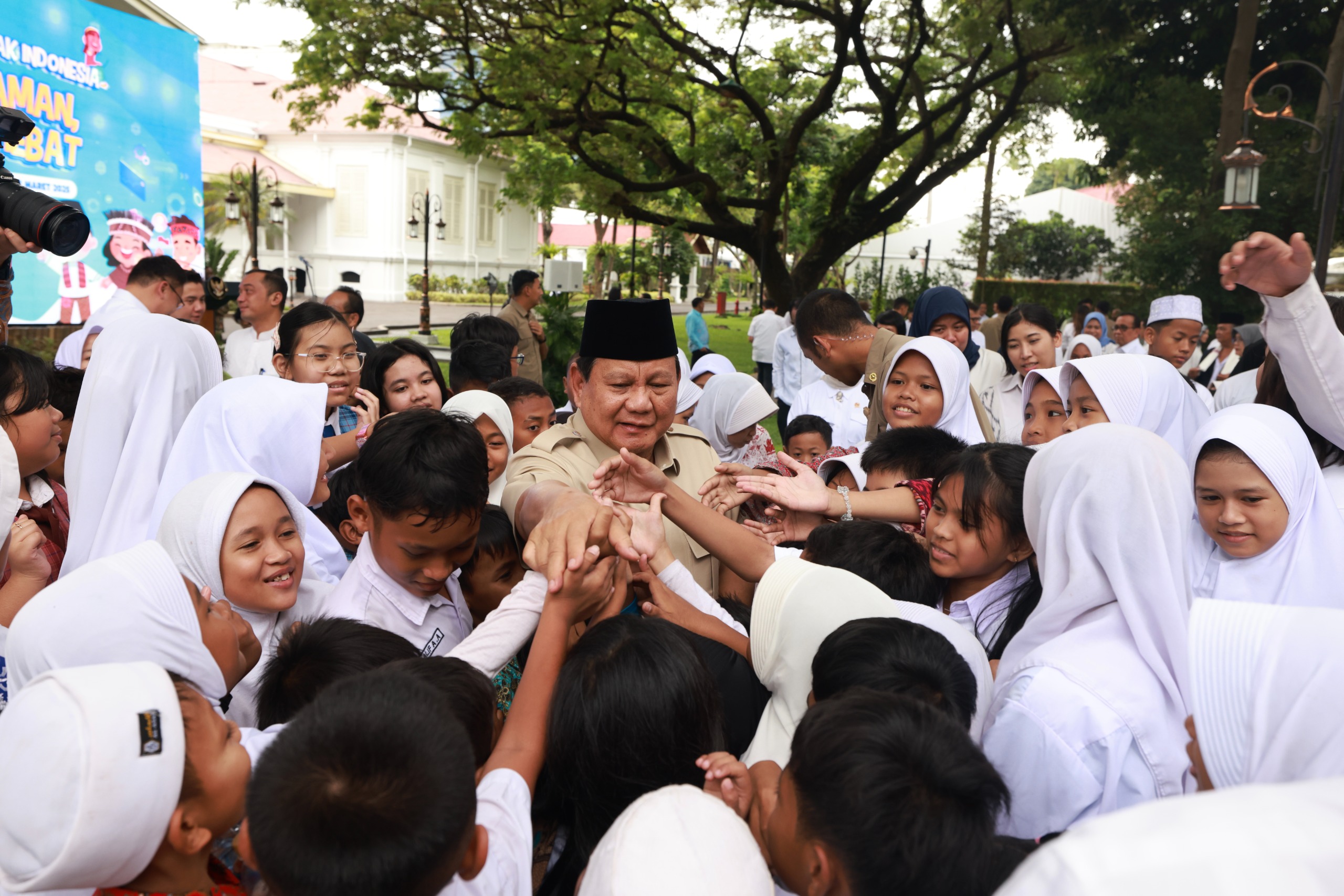 DIKERUMUNI SISWA: Presiden RI Prabowo Subianto saat menyalami dan melayani permintaan tandatangan dari sejumlah siswa di istana.