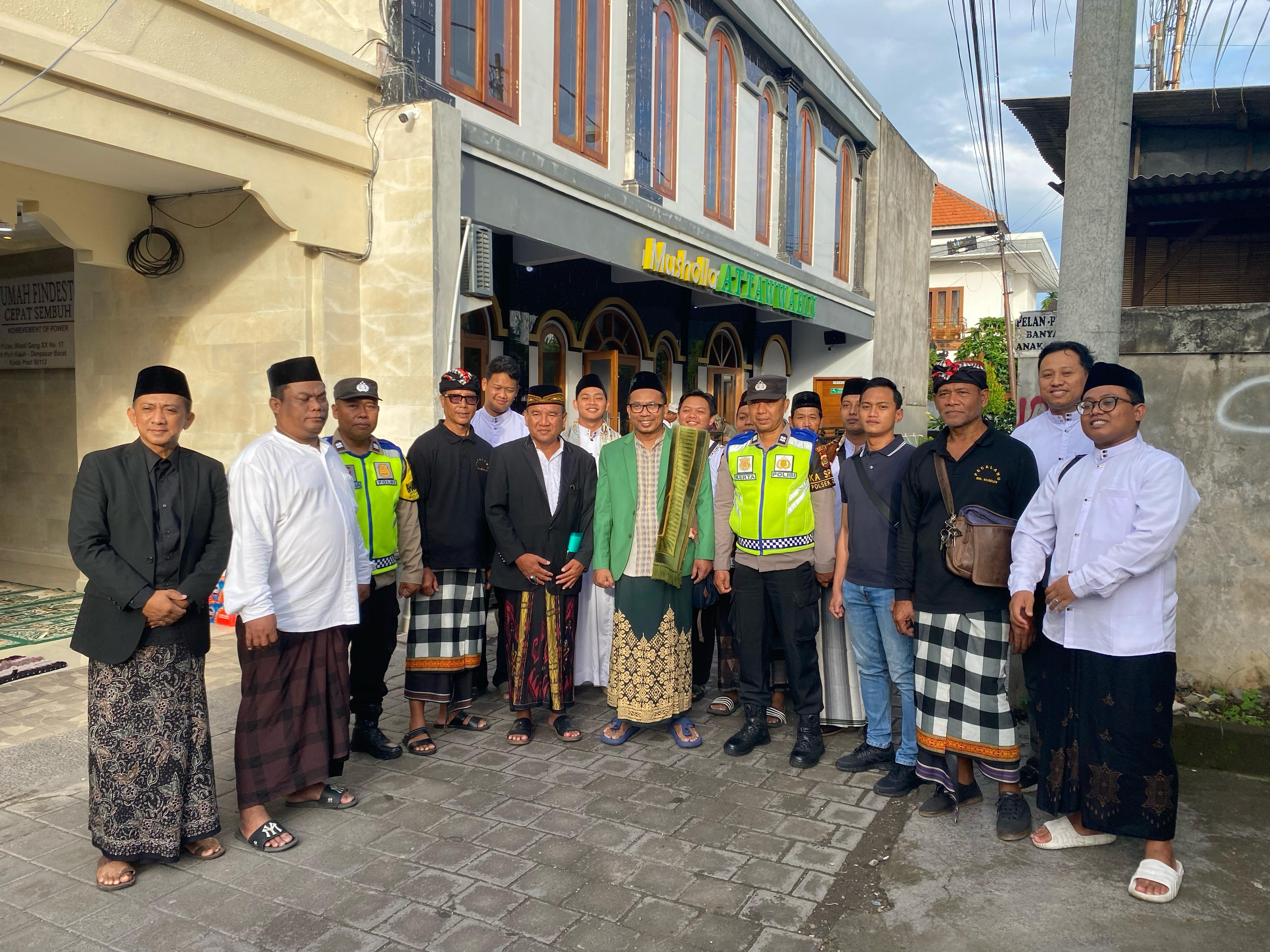 KEBERSAMAAN: H. Gunardi Wahono (tengah) Ketua I Pengurus Yayasan Insan Kamil Musholla At-Tawabin foto bersama Pecalang dan pengurus