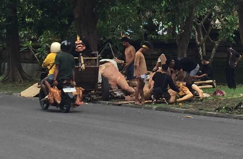 BERSIHKAN SAMPAH OGOH-OGOH : Warga bergotong royong membersihkan sampah ogoh-ogoh di Jalan Cok Agung Tresna, Denpasar. (Vivian lutfia idea sakti untuk Radar Bali)
