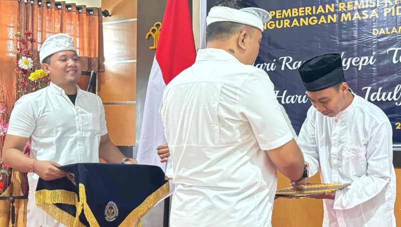 DAPAT PENGURANGAN HUKUMAN : Perwakilan napi Hindu dan Islam di Lapas Singaraja, menerima surat keputusan terkait pemberian remisi Hari Suci Nyepi dan Hari Raya Idulfitri. (Foto: Lapas Singaraja )
