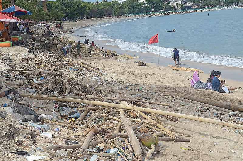 MASIH MENUMPUK: Kondisi sampah di Pantai Kuta di bulan April 2025. (Adrian Suwanto/Radar Bali)