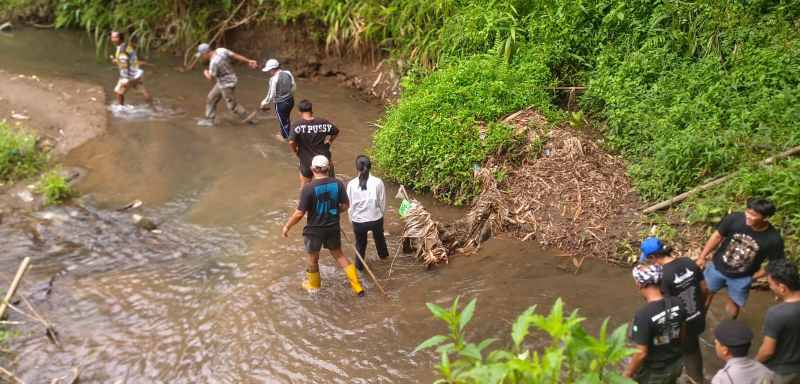 TERUS DICARI : Pencarian korban lansia I Ketut Sudiarta yang hilang oleh warga dan petugas gabungan. (juliadi/radar bali)