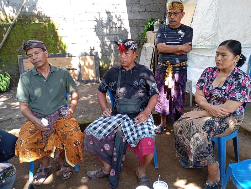 INGINKAN PEMULANGAN : Dari kiri Kadek Wandika ayah Melly, tengah Perbekel Desa Bontihing, I Gede Pawata, kanan Komang Sudarmi ibu korban.(foto francelino junior)