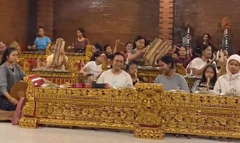 GIAT BERLATIH : Gong Gebyar Wanita  Haridwipa Gamelan Group yang berlatih kesenian gamelan bali.(Juliadi/Radar Bali)