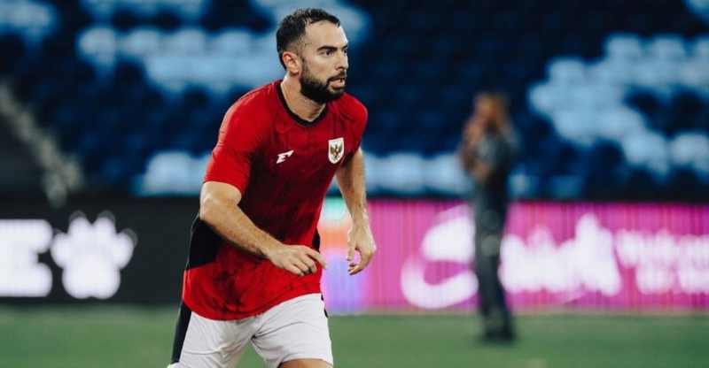 KASAK-KUSUK GABUNG SERDADU : Jordi Amat saat latihan bareng Timnas Indonesia. (foto: IG Jordi Amat)
