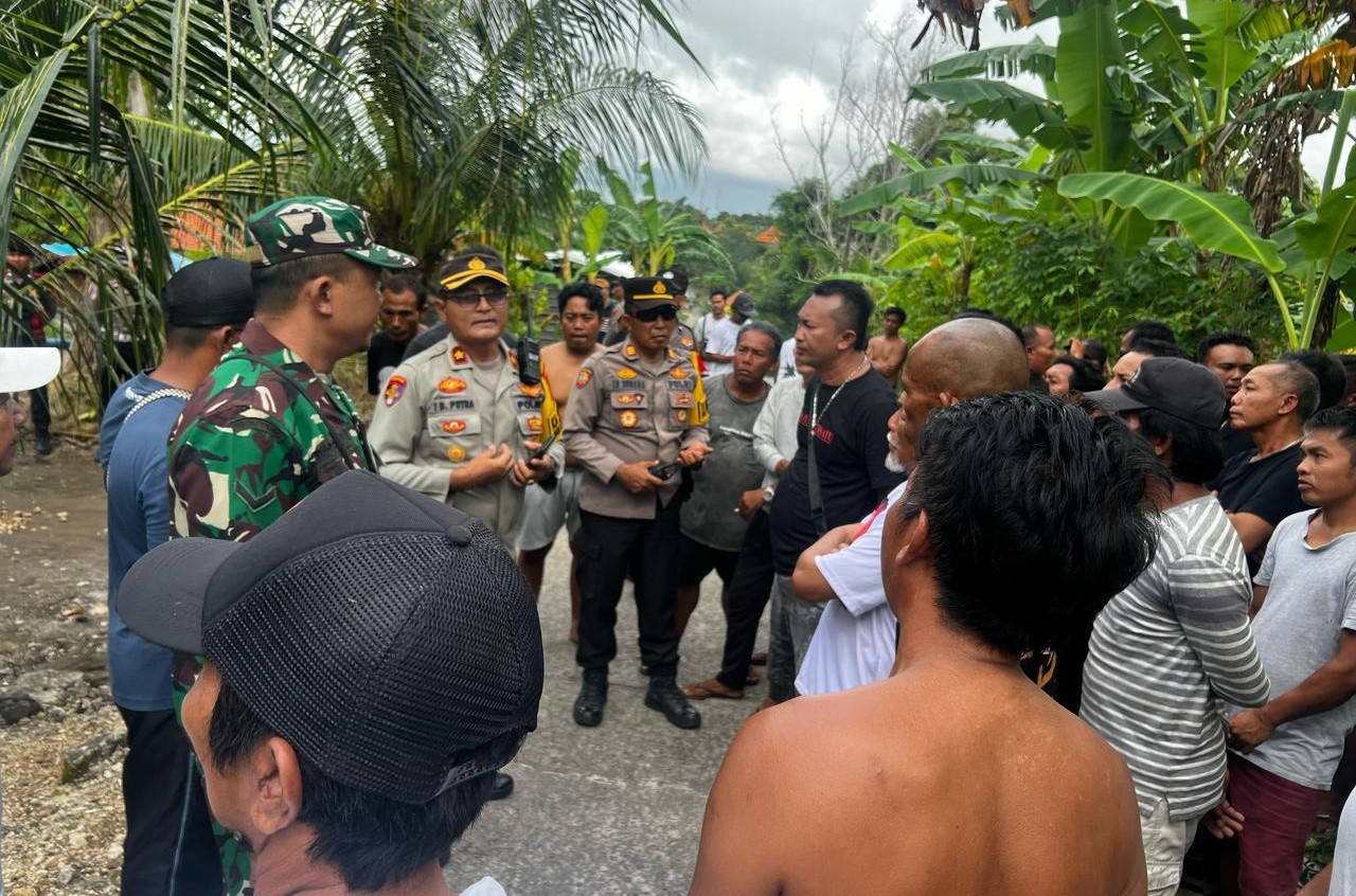 MEDIASI: Suasana mediasi antara kelompok warga kesepakang oleh aparat di Desa adat Ped Nusa Penida